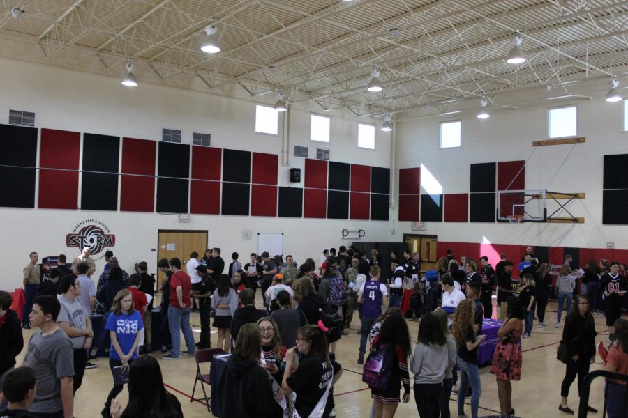 Students gather around in the gym to learn more information about colleges and the armed forces.